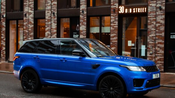 Le Range Rover 100 % électrique est enfin là : 550 ch, 599 km d’autonomie et un prix costaud