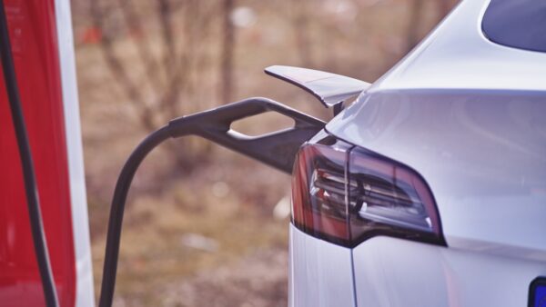 Tesla précise ce qui s’est vraiment dit entre Elon Musk et le ministre des Transports à propos du FSD
