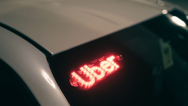 Uber s’allie aux syndicats de chauffeurs pour ralentir le déploiement des robotaxis