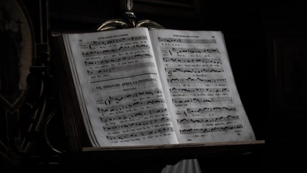 « Éteins la lumière et coupe la musique » : Google Home sait enfin faire deux choses à la fois