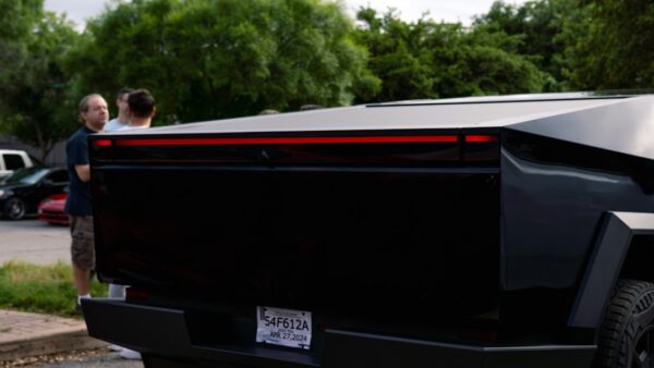 Tesla lance officiellement le Cybercab à Austin, mais seulement 45 exemplaires sont en service au Texas