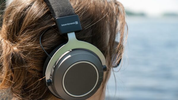 Beyerdynamic Aventho Y : un casque sans fil pensé pour durer, avec batterie et coussinets remplaçables