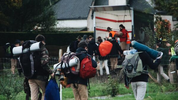 « Renvoyer en France les migrants interceptés dans la Manche » : la bourde de Bardella en Angleterre moquée par Mélenchon, Attal et Philippe
