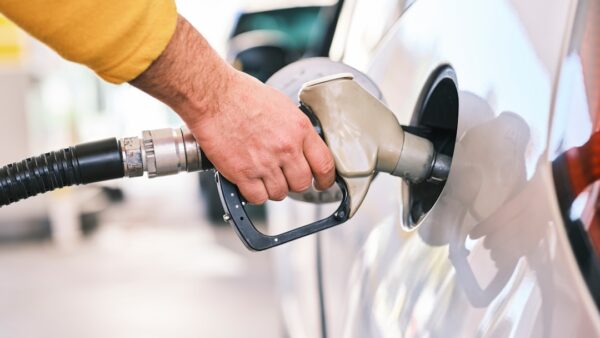 Automobile : le budget carburant d’une voiture à essence est désormais trois fois plus élevé que celui d’une électrique
