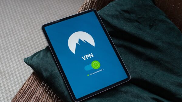 On a testé 8 VPN avec un vrai protocole : 700 mesures, un robot, et quelques surprises