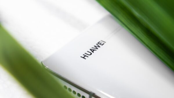 Huawei lâche le pliage en Z de son Mate XT et s’aligne sur Samsung