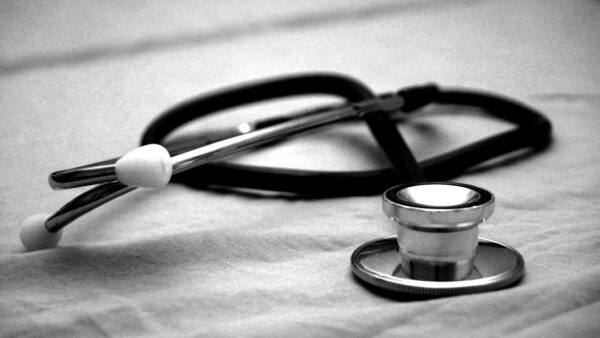 Des pacemakers coupés du suivi médical, Linux étouffé par les IA et des comptes Claude piratés et revendus : on vous raconte la semaine Cyberguerre