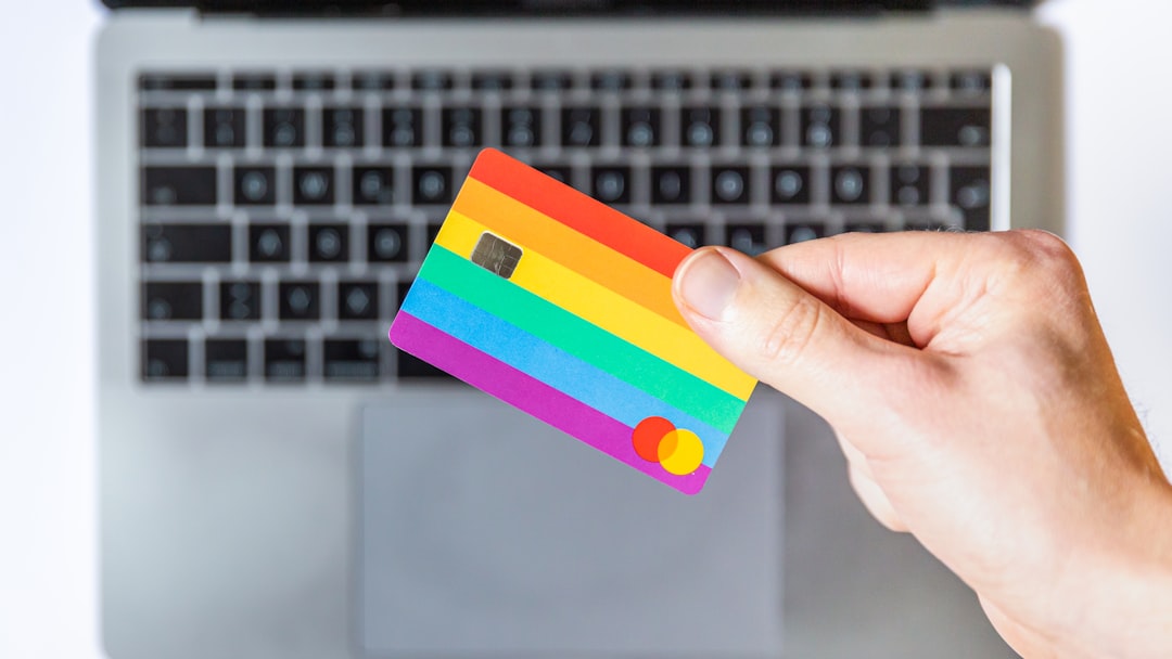 Faire ses achats en ligne sans cliquer : Revolut teste le paiement par IA
