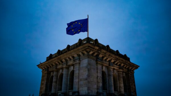 Réseaux sociaux : Macron veut une interdiction européenne pour les moins de 15 ans