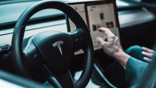 Un bug du Tesla Cybercab révèle un joystick pour conduire soi-même la voiture