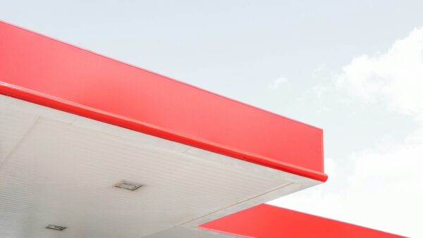 Plafonner les prix des carburants lui a déjà coûté plus de 250 millions d’euros : pourquoi c’est malgré tout un geste gagnant pour TotalEnergies