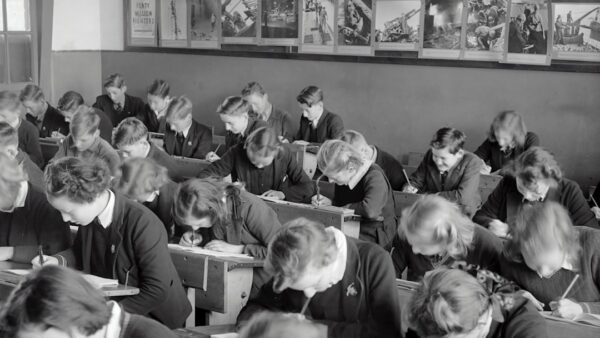 Décrochage scolaire : comment les écoles de la 2e chance remettent des milliers de jeunes sur les rails