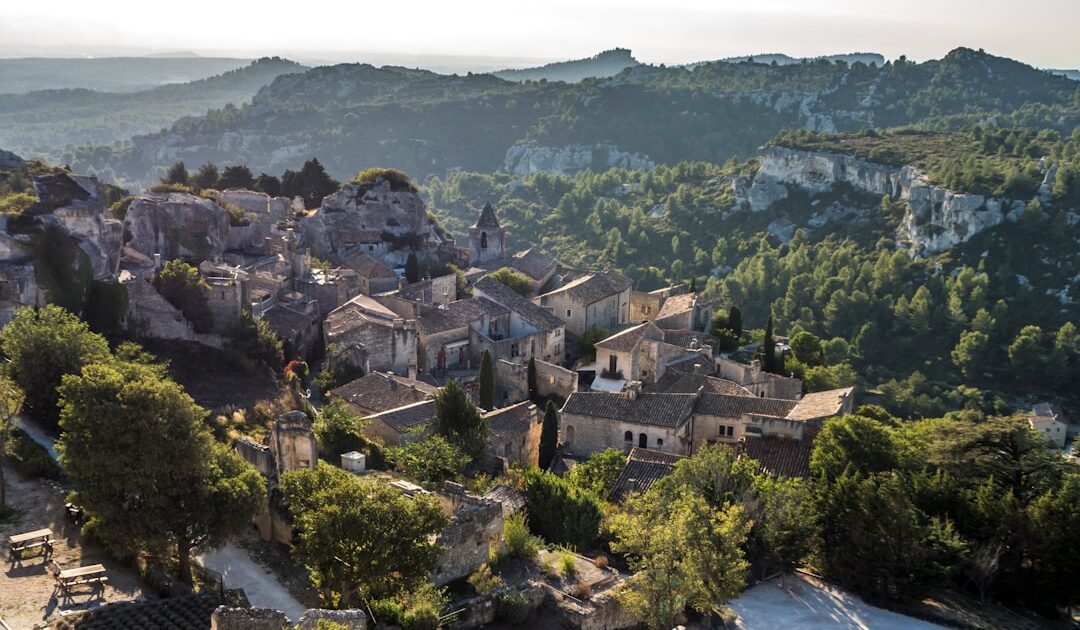Alexandre Fabris dévoile sa vision de la Provence au restaurant Oria du Vallon de Valrugues, sa table étoilée nichée au cœur des Alpilles