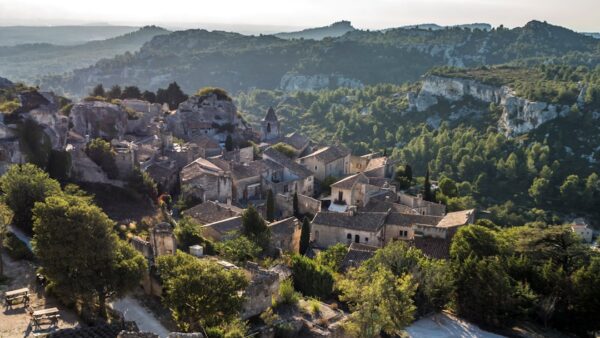 Alexandre Fabris dévoile sa vision de la Provence au restaurant Oria du Vallon de Valrugues, sa table étoilée nichée au cœur des Alpilles