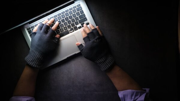 Sans volant ni pédales : un bug du Cybercab révèle un joystick secret sur l’écran