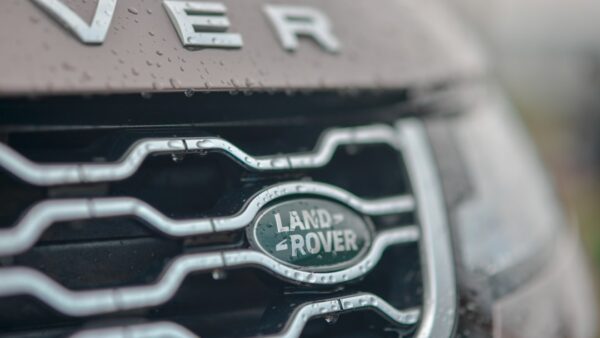 Les bénéfices de Jaguar Land Rover s’effondrent, 4 000 licenciements prévus