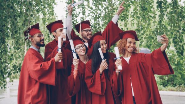 L’IA menace les emplois des jeunes diplômés : comment HEC et les grandes écoles préparent leurs étudiants au choc