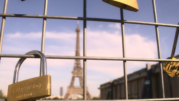 Bitcoin passe sous 77 000 dollars, les paris sur une hausse de la Fed atteignent 70 %