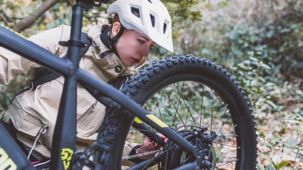 Decathlon retire 400 € sur son VTC électrique Stilus e-touring au 130 km d’autonomie