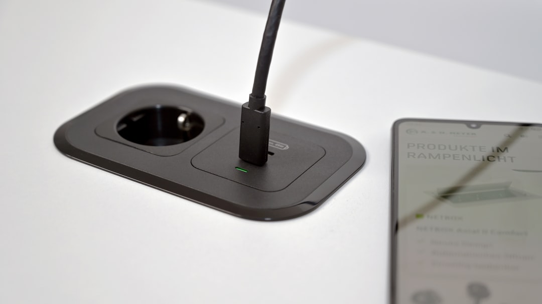Ce chargeur à induction 2-en-1 est à moitié prix sur à Amazon pendant les French Days