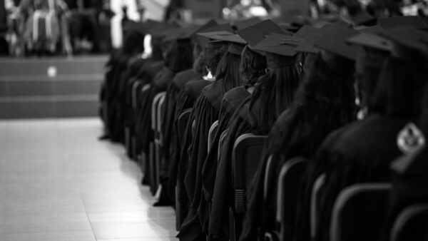 À peine diplômés et déjà patrons : 57 % des jeunes envisagent désormais de créer ou reprendre une entreprise