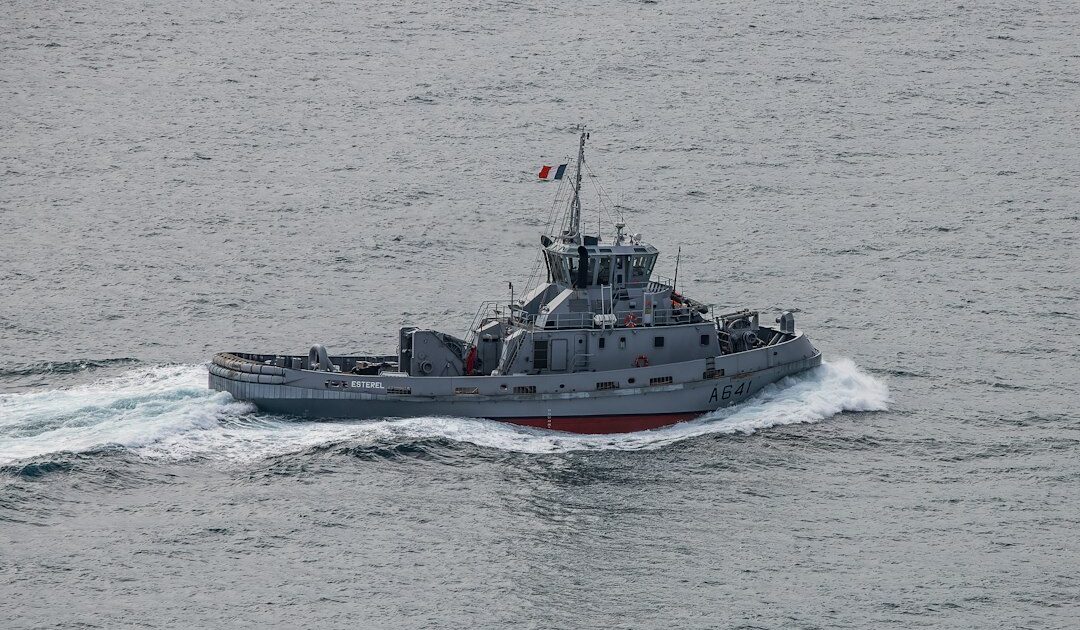 Faux signaux, navires militaires, milices embarquées : révélations sur l’arsenal russe qui protège la flotte fantôme en mer Baltique