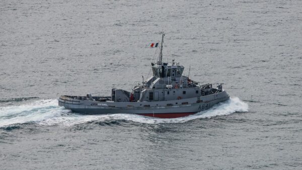 Faux signaux, navires militaires, milices embarquées : révélations sur l’arsenal russe qui protège la flotte fantôme en mer Baltique