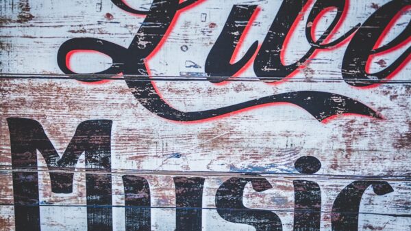 L’IA se fait une place massive dans la musique, 40 % des nouveaux titres concernés
