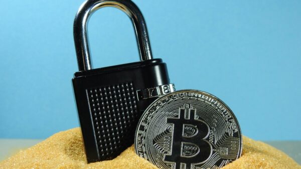 Crypto : 12 ans de prison et 24 coups de canne pour le braquage d’une partie de poker à Singapour