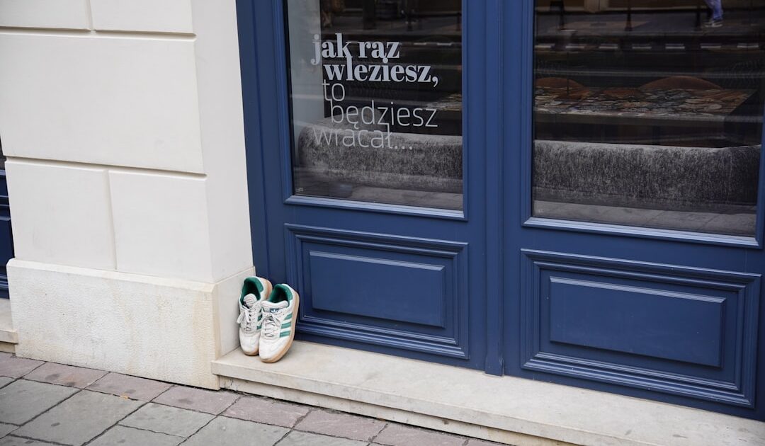 Exit les baskets : cette chaussure de l’été s’impose en ville à la rentrée