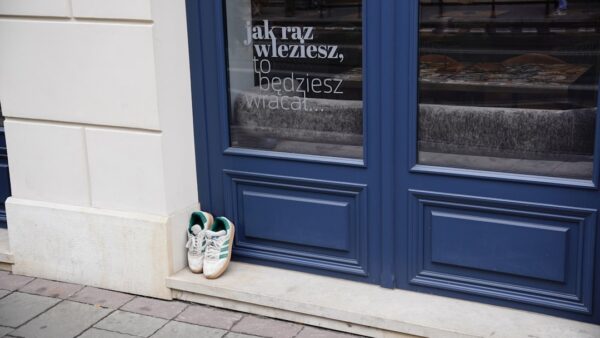 Exit les baskets : cette chaussure de l’été s’impose en ville à la rentrée