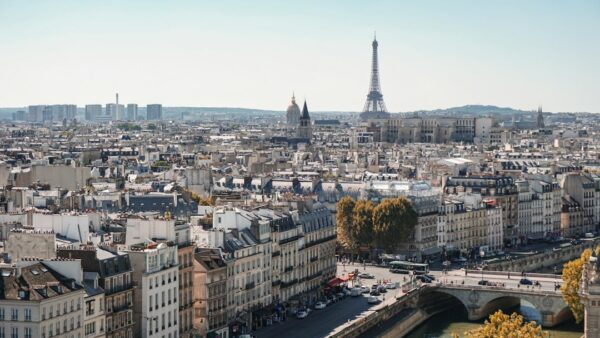 Été indien à Paris : 6 rooftops pour profiter des dernières soirées ensoleillées avec vue !