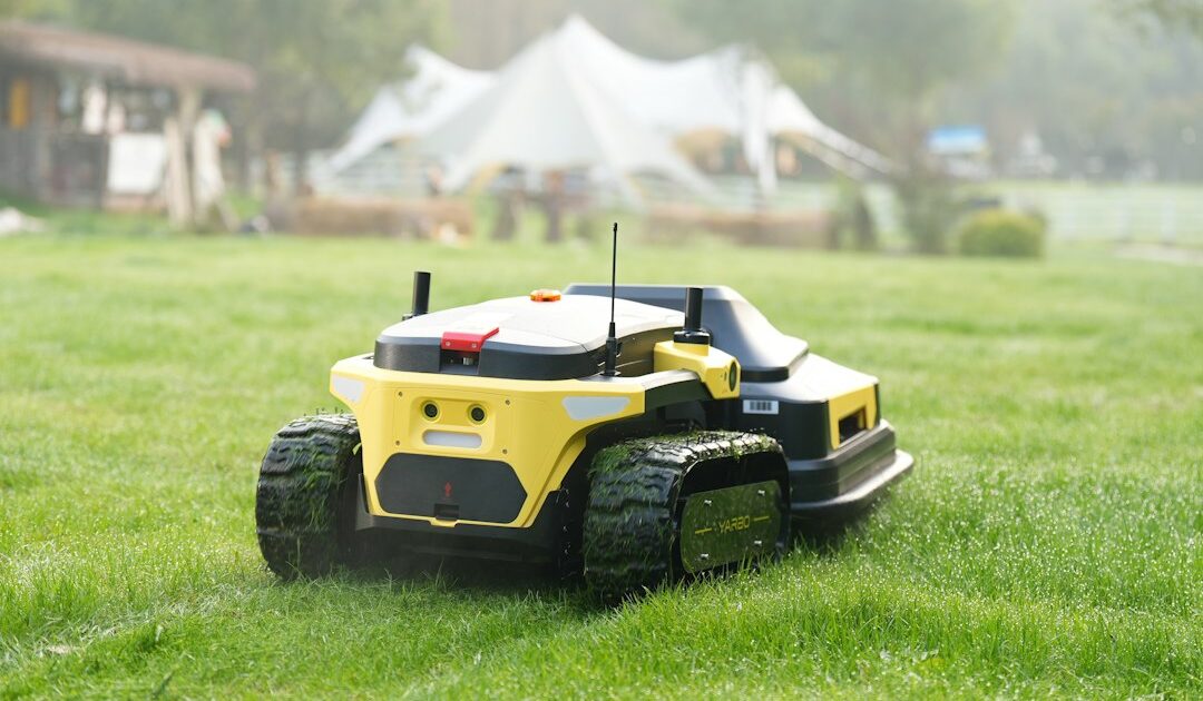 Ce robot tondeuse 4×4 capable de grimper des pentes à 80 % est bradé à un super prix sur Amazon