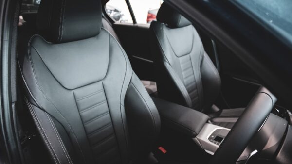 50 % des sièges auto sont mal fixés : l’idée surprenante de Thule avec Apple CarPlay et Android Auto