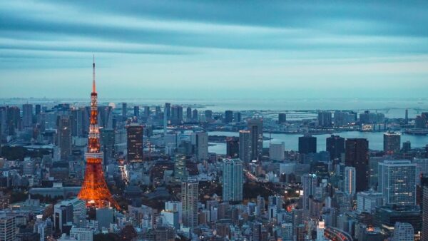 La Banque du Japon relève ses taux à 1,25 %, mais son gouverneur rassure et le carry trade tient bon