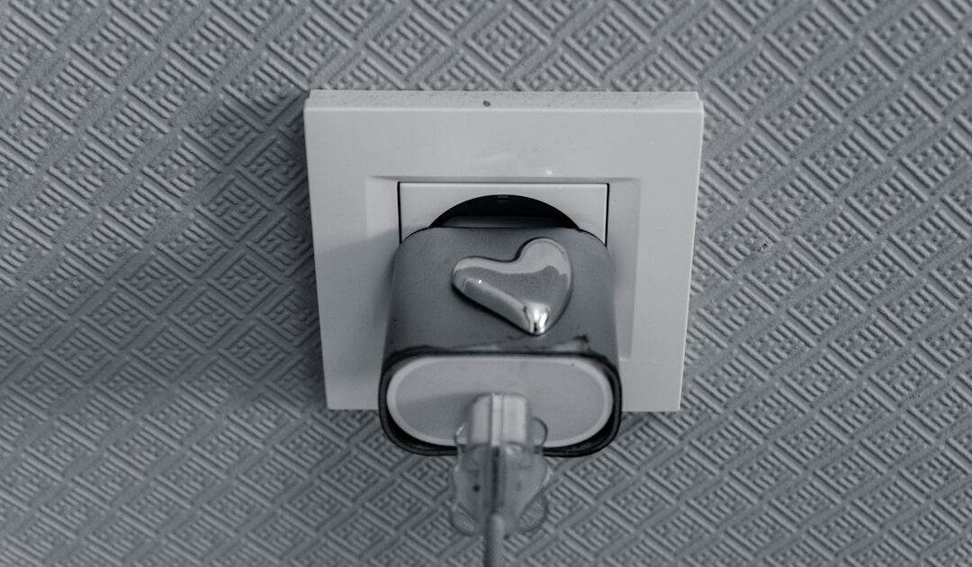 Ce chargeur sans fil Qi2 25 W 2-en-1 avec ventilateur intégré, pensé pour les iPhone et les AirPods, perd 20 %