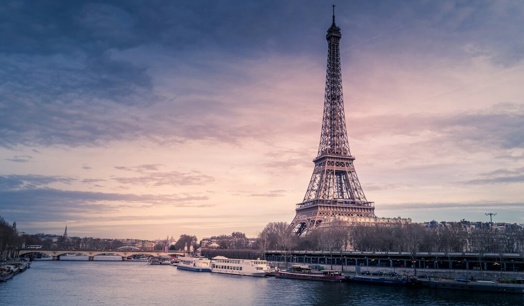 Des vues imprenables sur la tour Eiffel et les Invalides, une piscine en sous-sol… un hôtel particulier à vendre pour près de 37,3 millions d’euros à Paris