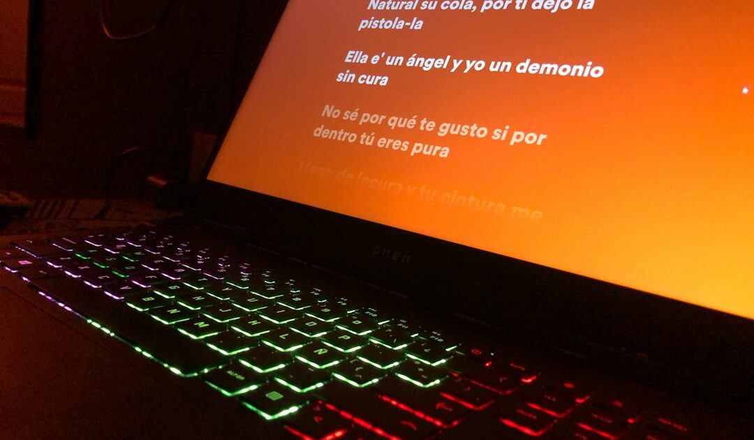 Bradé à moins de 1 000 €, ce laptop de 14″ avec écran OLED et autonomie XL est fait pour travailler partout sans prise de tête