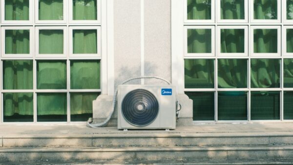 Midea PortaSplit : le climatiseur mobile star de l’été revient en stock et un peu moins cher grâce à un code promo