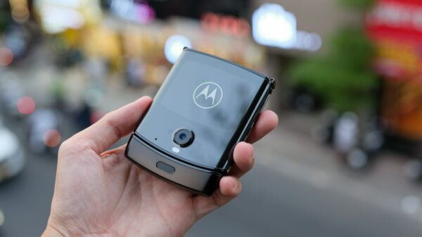 Motorola Signature 27 : le téléphone qui veut tout faire mieux que tout le monde