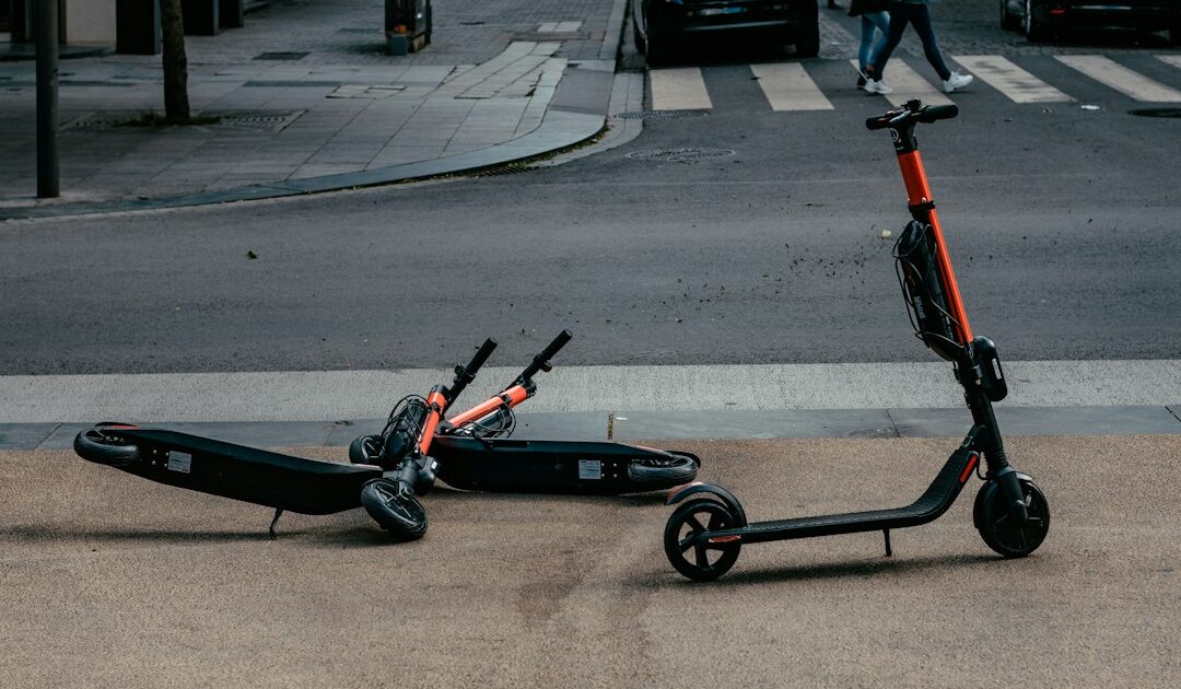 Rouler côte à côte en trottinette électrique : la décision surprise d’un pays voisin pour 2027