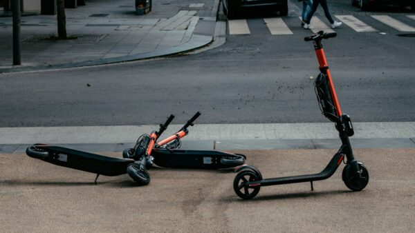 Rouler côte à côte en trottinette électrique : la décision surprise d’un pays voisin pour 2027