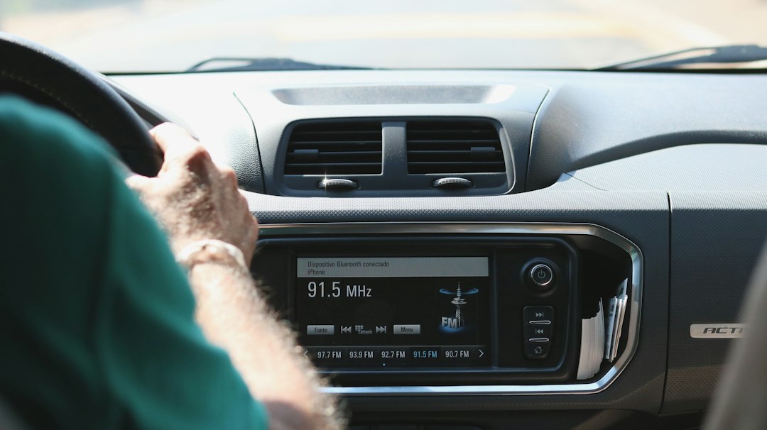 Privés de radio FM au volant ? L’appel à l’aide des stations de radio françaises