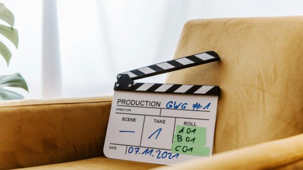 Ce vidéoprojecteur en promo à moins de 400 € est une pépite : Google TV, Dolby Audio et image Full HD jusqu’à 300 pouces