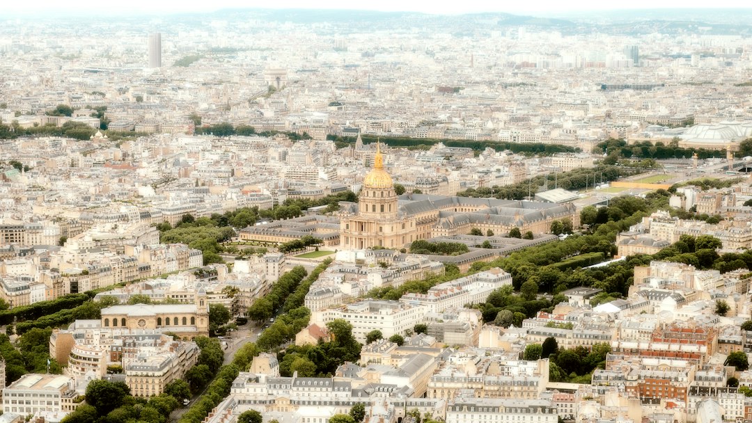 « L’Église de France intéresse Rome car il s’y passe quelque chose » : derrière la visite du pape Léon XIV, les signes d’un réveil du catholicisme français ?