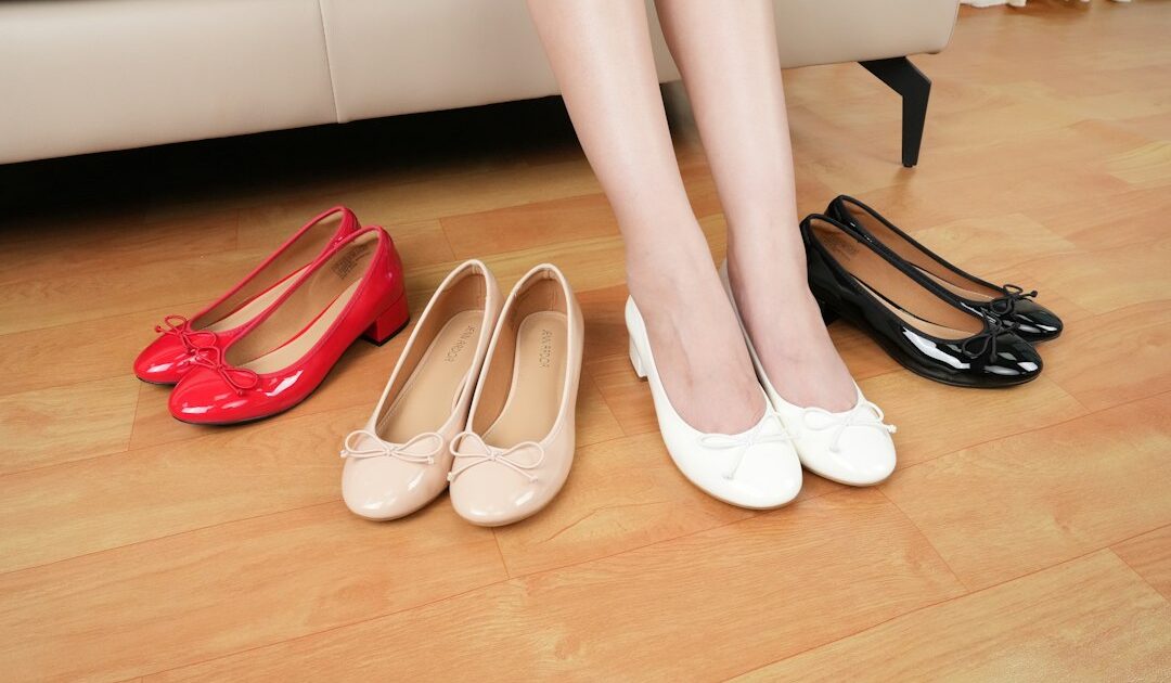 Ballerines : 6 modèles qui réinventent le soulier plat entre cuir verni, poil animal et résille graphique