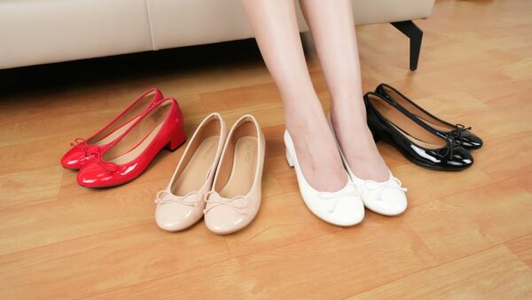 Ballerines : 6 modèles qui réinventent le soulier plat entre cuir verni, poil animal et résille graphique
