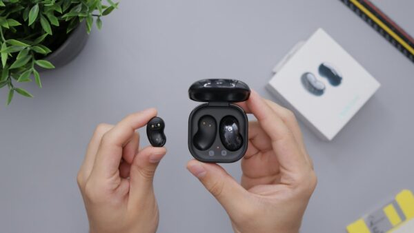 Galaxy Buds On : à quoi ressemblent les écouteurs open-ear de Samsung une fois portés