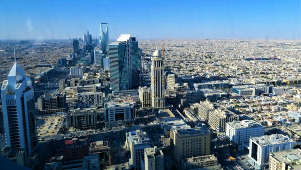 Attaques russes, intervention en Arabie saoudite, prix des carburants : ce qu’il faut retenir de l’intervention d’Emmanuel Macron