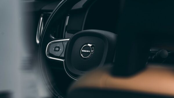 On est montés à bord du nouveau Volvo EX40 : écran géant et Gemini aux commandes